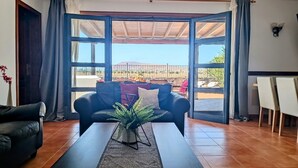 TV - 3 Bedroom Central Villa in Playa Blanca with Pool & Pool Table (Playa Blanca)