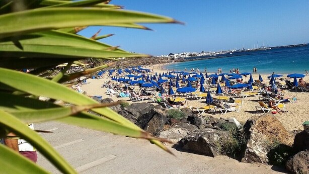 Beach - 3 Bedroom Central Villa in Playa Blanca with Pool & Pool Table (Playa Blanca)
