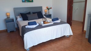 3 bedrooms, travel cot, free WiFi, bed sheets - 3 Bedroom Central Villa in Playa Blanca with Pool & Pool Table (Playa Blanca)