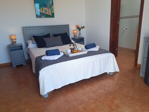 3 bedrooms, travel cot, free WiFi, bed sheets - 3 Bedroom Central Villa in Playa Blanca with Pool & Pool Table (Playa Blanca)