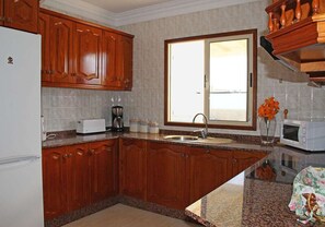 Jääkaappi, mikroaaltouuni, astianpesukone, leivänpaahdin