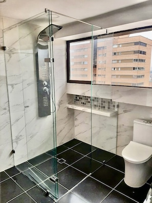 Dusche, Haartrockner, Handtücher, Toilettenpapier