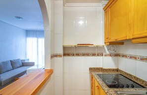 Jääkaappi, liesi, kahvin-/teenkeitin