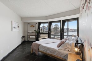 3 bedrooms, desk, iron/ironing board, free WiFi - Bayfront Modern Retreat • Panoramic Views, Dock, Kayak, Pools & Resort Amenities (Greenbackville)