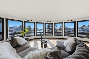 Smart TV, books, offices - Bayfront Modern Retreat • Dock, Kayaks, Views (Greenbackville)