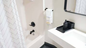 Ducha y bañera combinadas, secador de pelo, toallas y jabón