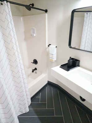 Ensemble baignoire-douche, séchoir à cheveux, serviettes fournies, savon