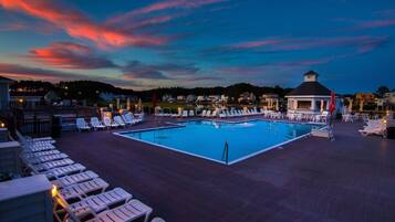 Een binnenzwembad, een buitenzwembad