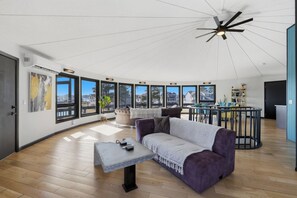 Smart TV, books - Bayfront Modern Retreat • Panoramic Views, Dock, Kayak, Pools & Resort Amenities (Greenbackville)