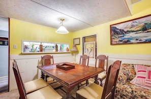 Dining - 'The Whacky Shack' Family Cabin w/ Fire Pit! (Trinity)
