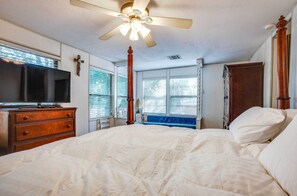 3 bedrooms, iron/ironing board, WiFi, bed sheets