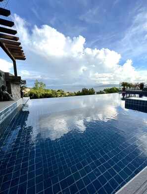 Outdoor pool - Picturesque private villa with infinity pool (Puerto Galera)