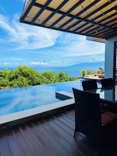 Picturesque private villa with infinity pool