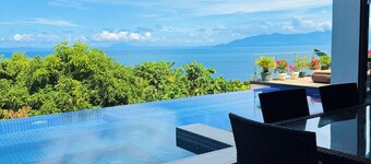 Picturesque private villa with infinity pool