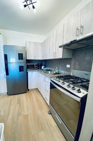 ثلاجة، ميكروويف، فرن، موقد طهي مسطح