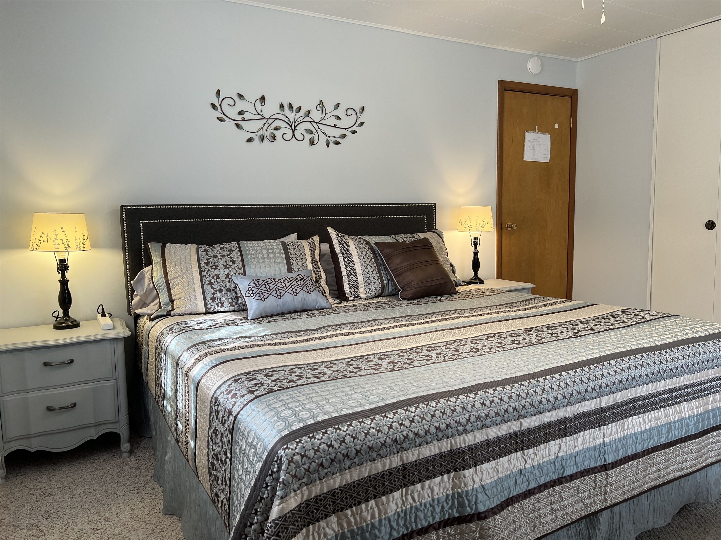 4 slaapkamers, een bureau, een strijkplank/strijkijzer, gratis wifi