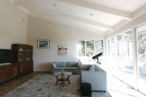 Smart TV, fireplace, music library, video library - Off 17 Mile Drive Near the Lodge with Ocean Views: 30 Days for the price of 7! (Del Monte Forest)