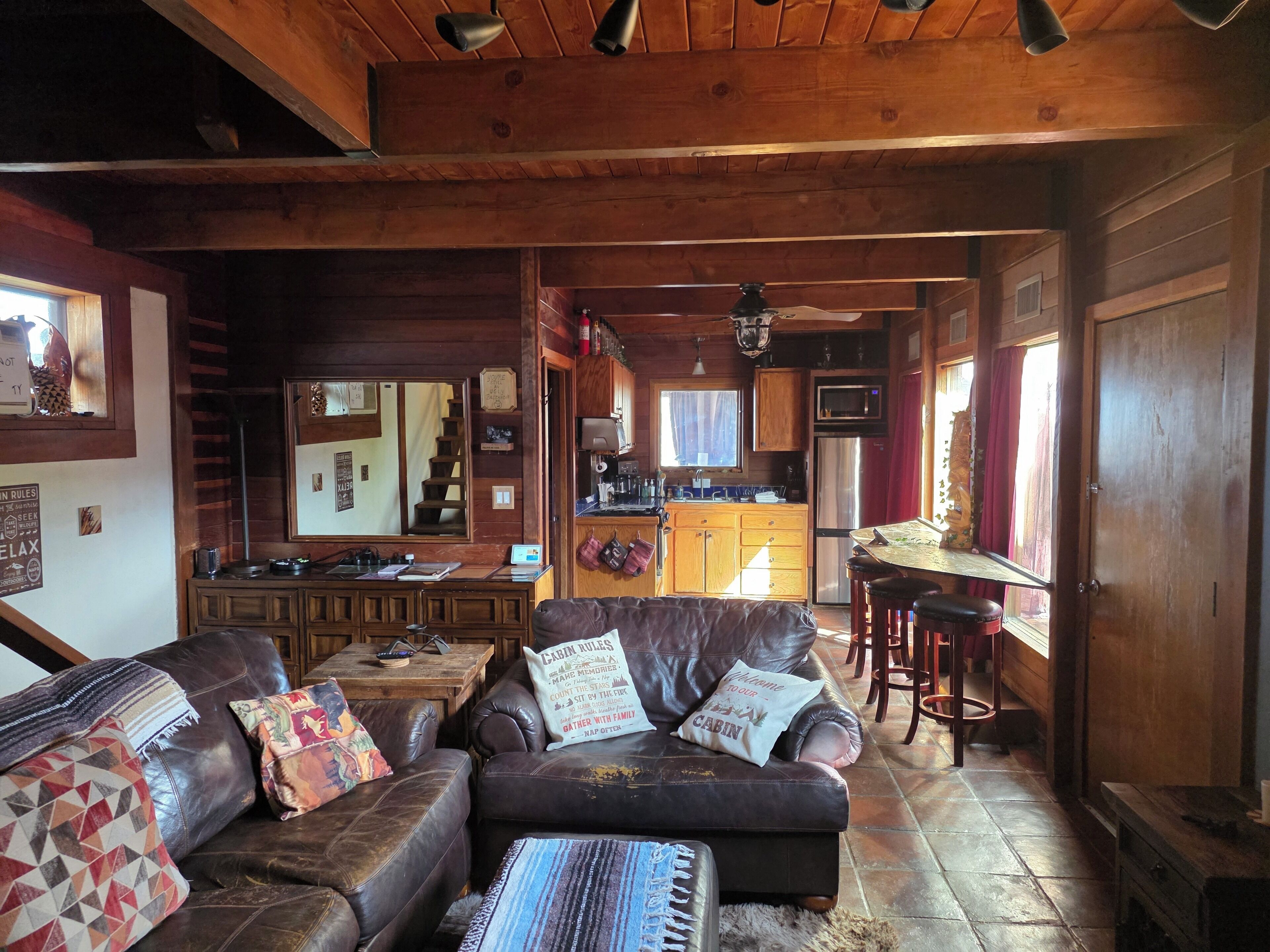 Smart TV, chimenea, tenis de mesa y libros 