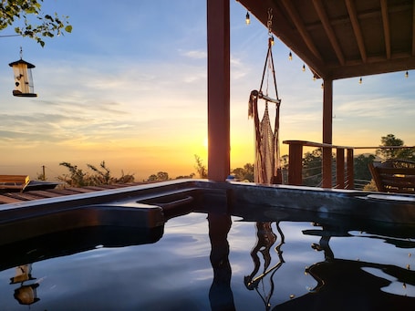 Pool. Scenic Getaway - Rustic Cabin - Mountain Ridge