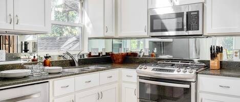 House (Multiple Bedrooms) | Private kitchen | Fridge, microwave, oven, stovetop