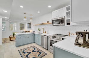 Maison (Multiple Bedrooms) | Cuisine privée | Réfrigérateur, micro-ondes, four, plaque de cuisson
