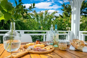 Outdoor dining - Hemlock by Avantstay Minutes From Folly Beach w/ Multiple Patios (Folly Beach)
