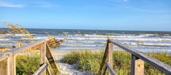 Hemlock by Avantstay Minutes From Folly Beach w/ Multiple Patios