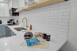 Apartment (2 Bedrooms) | Private kitchen | Fridge, microwave, oven, stovetop