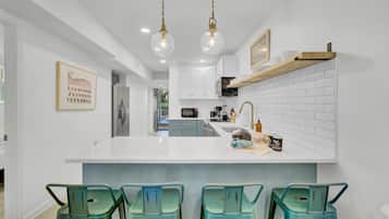 Apartment (2 Bedrooms) | Private kitchen | Fridge, microwave, oven, stovetop