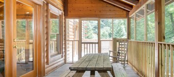 Brookshore by Avantstay Relaxing Backyard Creek, 10mins From Pigeon Forge
