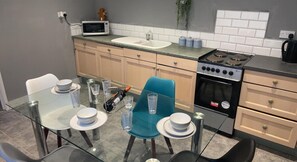 Refrigerador, microondas, horno, placa de cocina