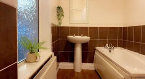 House | Bathroom | Combined shower/bathtub, deep-soaking bathtub, towels