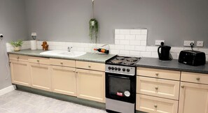 House | Private kitchen | Fridge, microwave, oven, stovetop - Impeccable 1-bed, Sleeps 2, Free Parking (Pontefract)