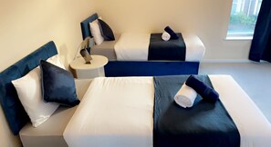 House | 1 bedroom, iron/ironing board, free WiFi, bed sheets - Impeccable 1-bed, Sleeps 2, Free Parking (Pontefract)