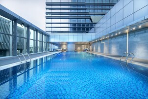 Piscine extérieure, chaises longues