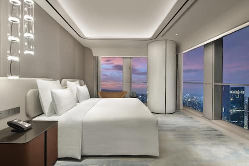 Deluxe-Suite, 1 King-Bett | Zimmersafe, Verdunkelungsvorhänge, Zustellbetten, Bettwäsche