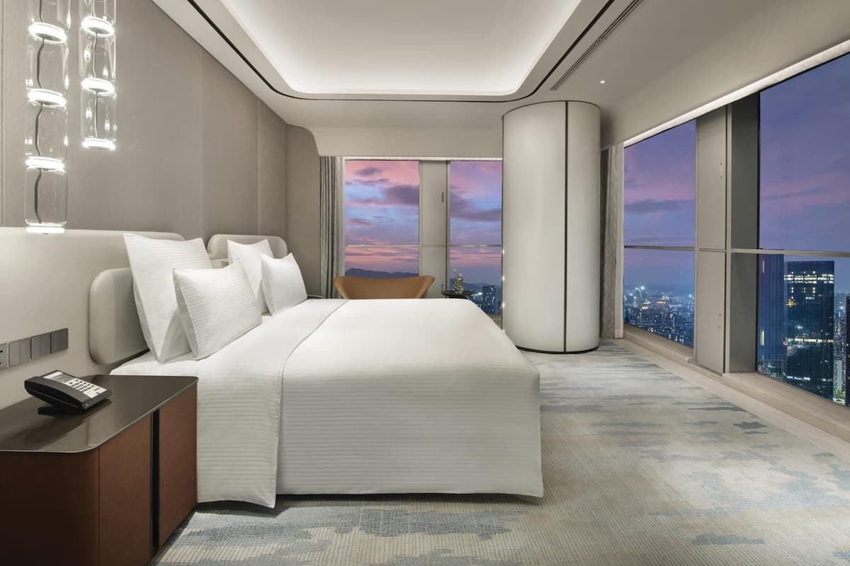 Deluxe Suite, 1 King Bed | In-room safe, blackout drapes, rollaway beds, bed sheets
