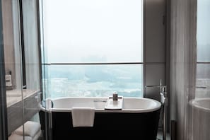 Suíte luxo, 1 cama King | Banheiro | Banheira e chuveiro separados, chuveiro com efeito de chuva