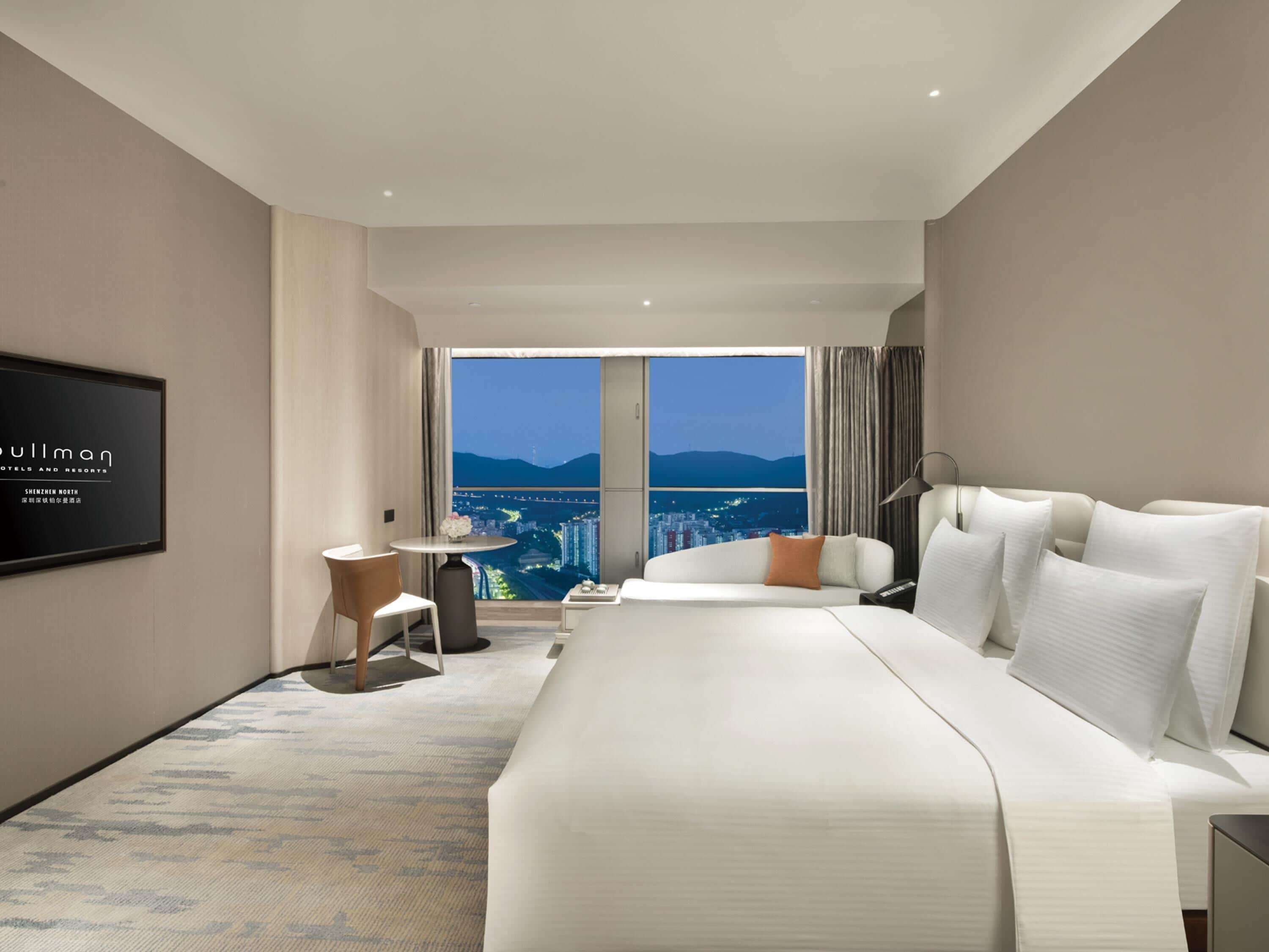 Värdeförvaringsskåp på rummet, mörkläggningsgardiner och extrasängar