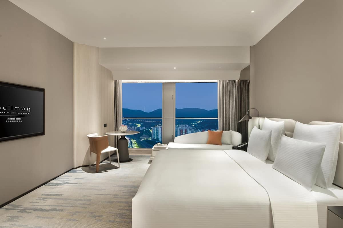 Värdeförvaringsskåp på rummet, mörkläggningsgardiner och extrasängar