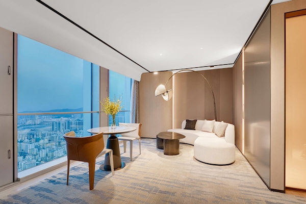 Suite Deluxe, 1 cama de matrimonio grande | Caja fuerte, cortinas opacas, camas supletorias y ropa de cama