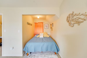2 bedrooms, travel cot, free Internet, bed sheets