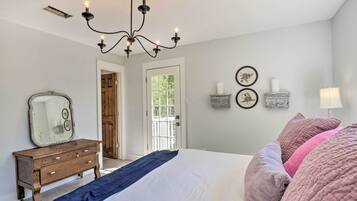 2 bedrooms, desk, free internet, bed sheets