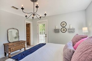 2 bedrooms, desk, free internet, bed sheets