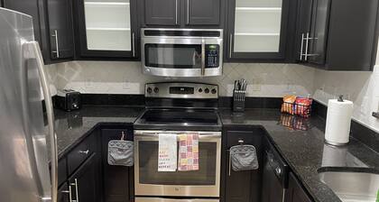 Atlanta Oasis: 1BR Luxury Suite Near Perimeter Mall, w/ Pool & FREE Parking!