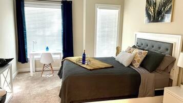 1 室のベッドルーム、デスク、アイロン / アイロン台、WiFi (無料)