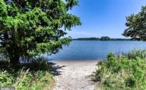 Una spiaggia nelle vicinanze, lettini da mare, teli da spiaggia