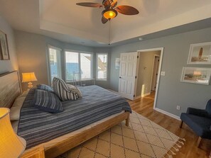3 bedrooms, iron/ironing board, internet - Single Family Home Steps to The Bay (3BR/2.5BA) Pool & Pet Friendly In The Villas! (Villas)