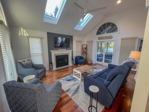 TV, fireplace - Single Family Home Steps to The Bay (3BR/2.5BA) Pool & Pet Friendly In The Villas! (Villas)