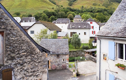Beautiful home in Osse-en-Aspe with WiFi